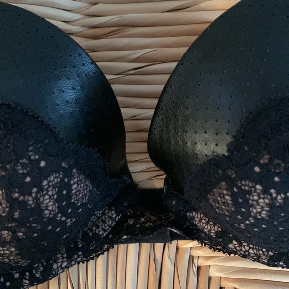 Faux leather and lace VS push-up bra - Picture 3 of 5